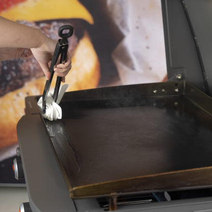 Blackstone 4146 Griddle Conditioner Kit, 2-in-1 Cast Iron Seasoning Oil, Clean, Protect & Condition, Plant-Based, 15.3oz