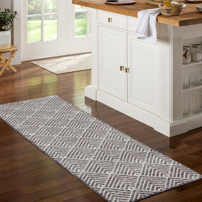 TOWN & COUNTRY EVERYDAY Walker Modern Stripe Everwash® Washable Multi-Use Decorative Rug, Tufted Kitchen Runner Rug, Low-Profile Door Mat, Bedroom Rug and Bath Rug with Non-Slip Backing, Grey, 24"x72"